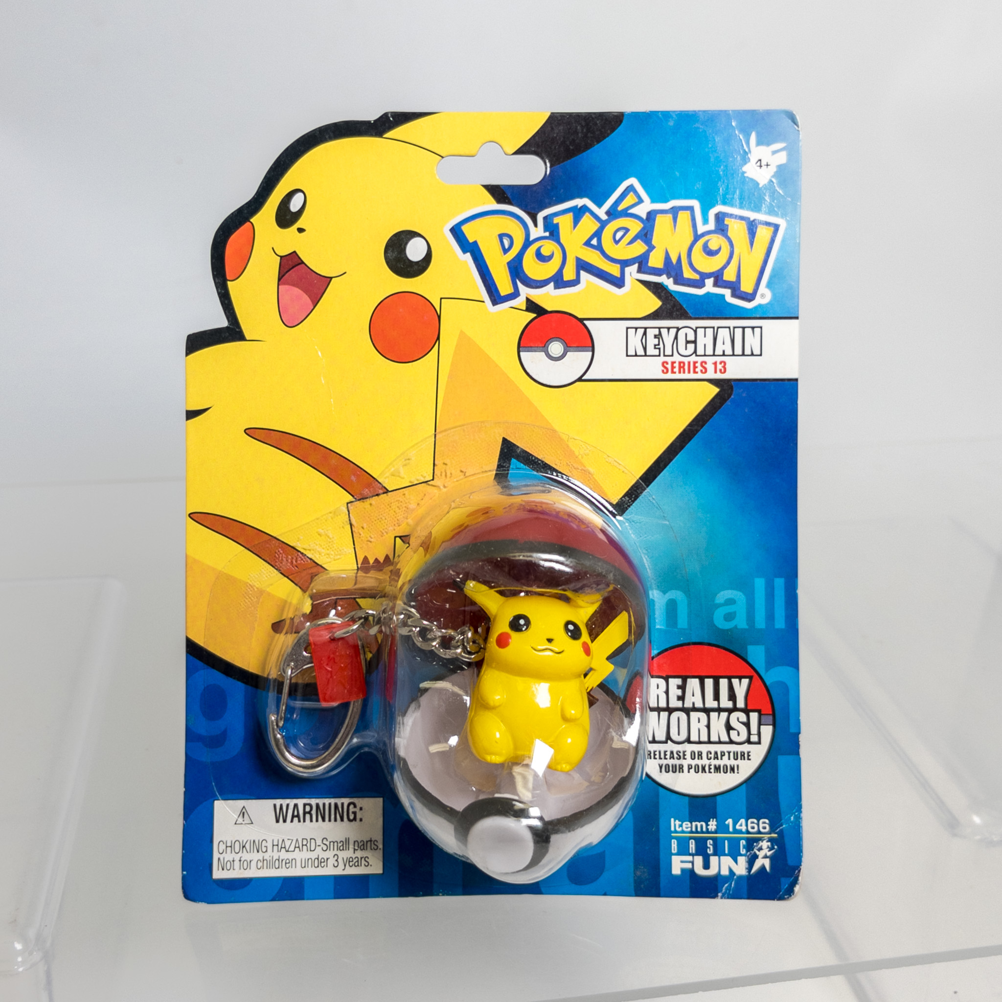 Basic Fun - 2007 Pokemon Pokeball Keychain Series 13 -  PIKACHU *NON-MINT*