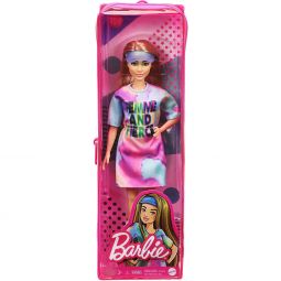 Mattel - Barbie FASHIONISTAS DOLL #159 (Femme and Fierce Tie-Dye Shirt Dress, Visor) GRB51